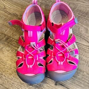 Keen Kids Bright Pink Sandals.  Excellent condition.  Like new.